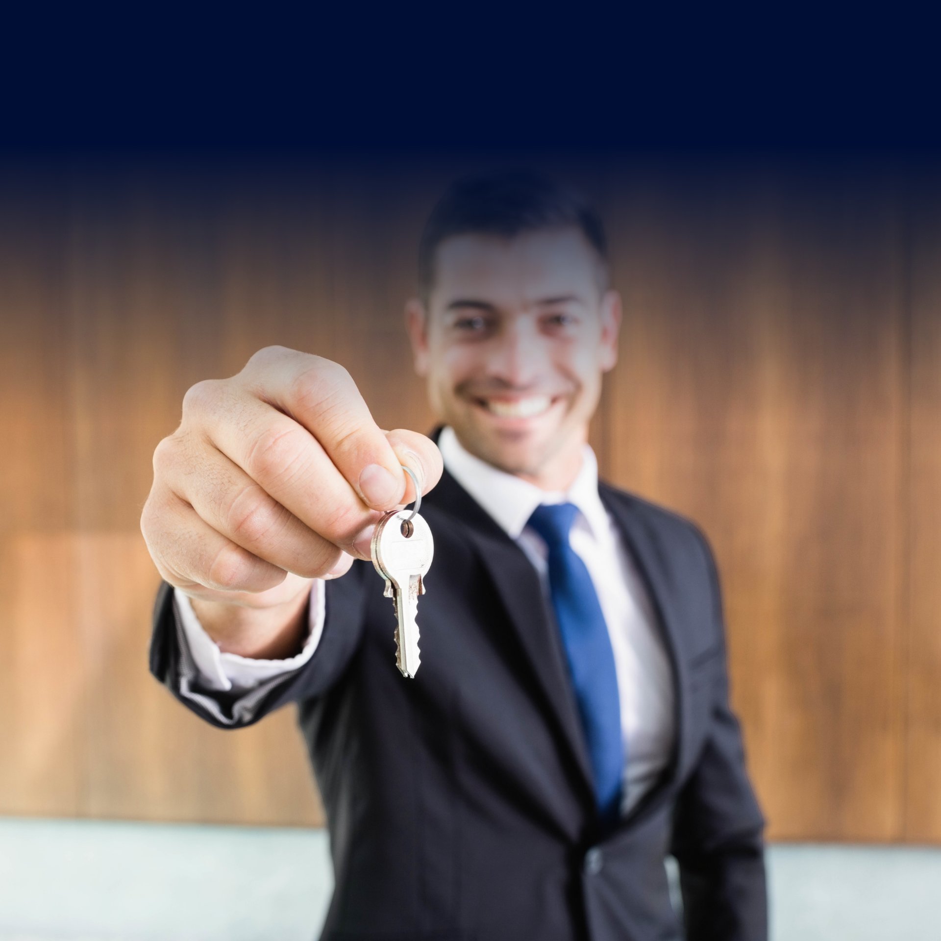 Agente REMAX entregando las llaves de una propiedad